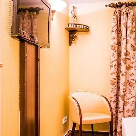 Bialy Dwor B&B 크비드진