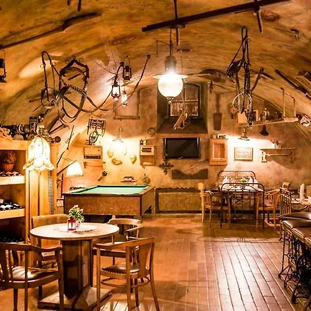 Bialy Dwor B&B 크비드진