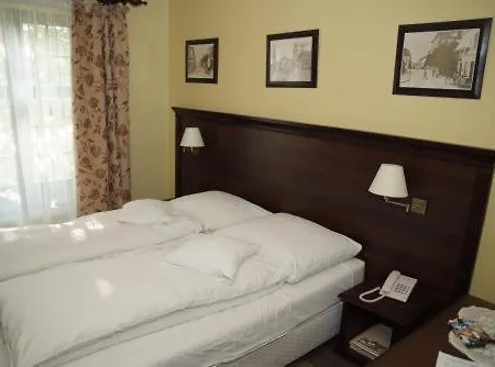 Bialy Dwor B&B 크비드진